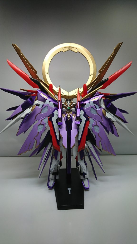 背部に搭載された3種類のヴォワチュール・リュミエールはそれぞれ役割が異なり、巡行速度と無限の加速のスターゲイザー、瞬発的な超加速のデスティニー、その中間に位置するストライクフリーダムである。
ヴォワチュール・リュミエール発動時は背部の大型リングが強烈に発光する。
大型リングの付け根に搭載されたヴォワチュール・リュミエールはスラスターとしての機能はなく、搭載機を中心に展開することで、展開エリア内の他の物体の動きを検知するセンサーとして機能する。