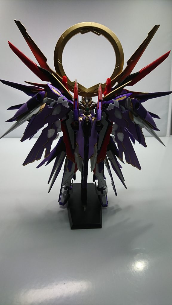 発艦前のエクストリームガンダム。
ステージ上で幕が上がるのを待つアイドルのような佇まい。