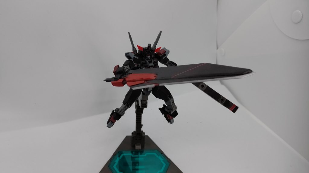 バスターブレード
コアガンダムシェイドが装備していたものより腹の部分が広く、厚く固くなっており、ビームコーティングを施されていることから更に盾として使用した時の防御力が上がったが、その分重くなり取り回しが悪くなっている。
その為、背の部分に小型のスラスターが2つ増設されており、使用することで見た目以上の速度で振り抜ける他、鍔迫り合い時には重量も加味して相手を押しきるといったようなことが可能となった。
少量のエネルギーパックが内臓されており、これを刃の部分に浸透させることで瞬間的に切断力を上げることが出来る(その際、夜戦時等暗い場所では刃が仄かに赤く発光する)
前述のコアブラスターとドッキングすることで、バスターカノンブレードとして運用出来、相手のバリアー等をブレードで突き抜けて至近距離でブラスターを撃ち込むといったことが可能になる。