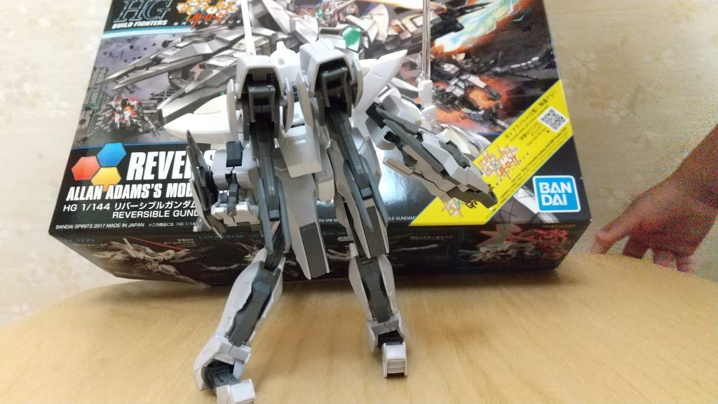 後ろ姿、あれ、誰かの手が…