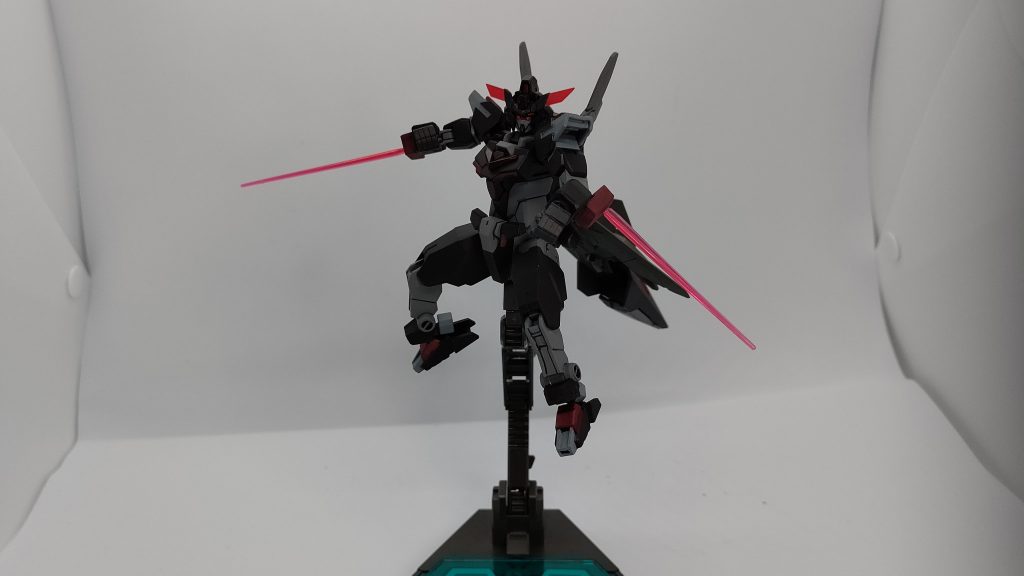 エルボーサーベル
肘の部分に内臓されたトーチビームサーベル。
至近距離での戦闘時に不意打ちとして使用される他、武装が無くなっても腕さえあれば継続して戦闘出来るといった理由で搭載された。
背中のサーベルを抜かずとも迎撃体勢に入れることからそこそこの頻度で使用される。