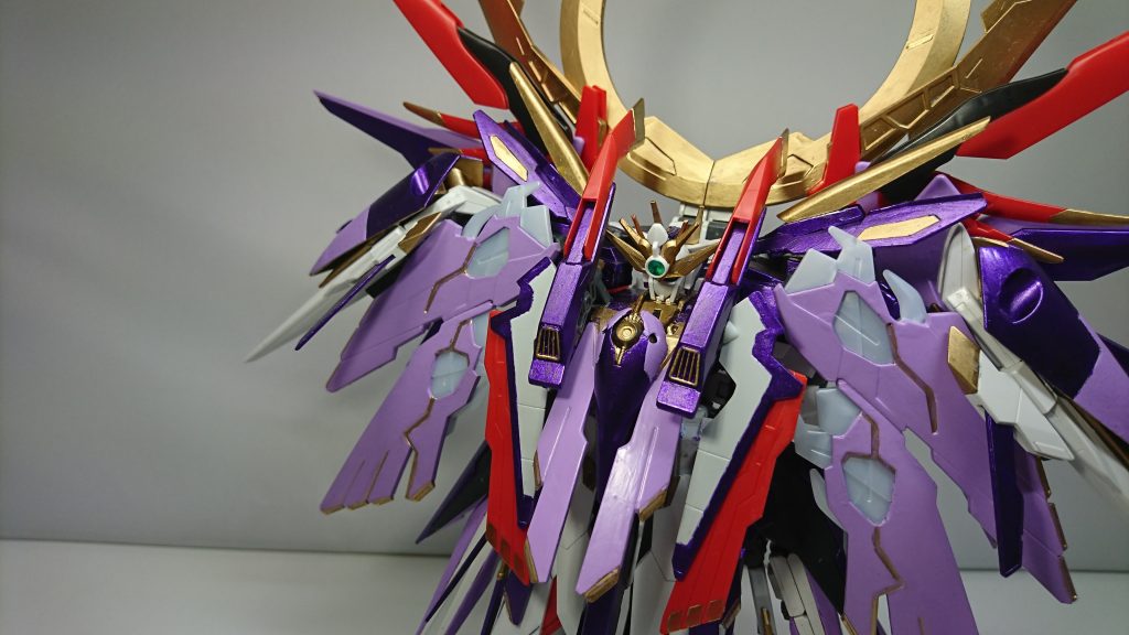 機体の外観コンセプトは「ステージ上のアイドル」
ドレスの様な装甲に天使の輪を彷彿とさせる大型リング。機体カラーは三浦あずさのイメージカラーである紫をベースに暗くならないように明るめの色を使用。