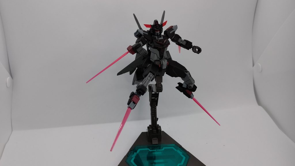 フットサーベル
爪先の部分に内臓されたトーチビームサーベル。
搭載された理由もエルボーサーベルとほぼ同じで、撃墜されてない状態で足さえ残っていれば継続して戦闘出来るといった理由。
機体で蹴り上げた時の射程と攻撃力が上がることから、よく使われる。