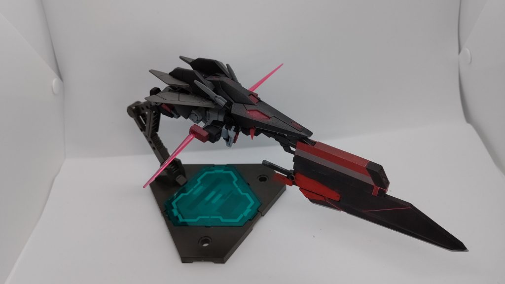 コアイルミネーター
ルナシェイドの長距離運航飛行形体。
腕が引っ込み、そこがビームガンになる他、先端にバスターブレードがあるため、相手に突っ込んでの串刺しや両断することが可能。
また、ビームトーチサーベルを両側に展開することですれ違い様に斬り裂くといったことも出来る。