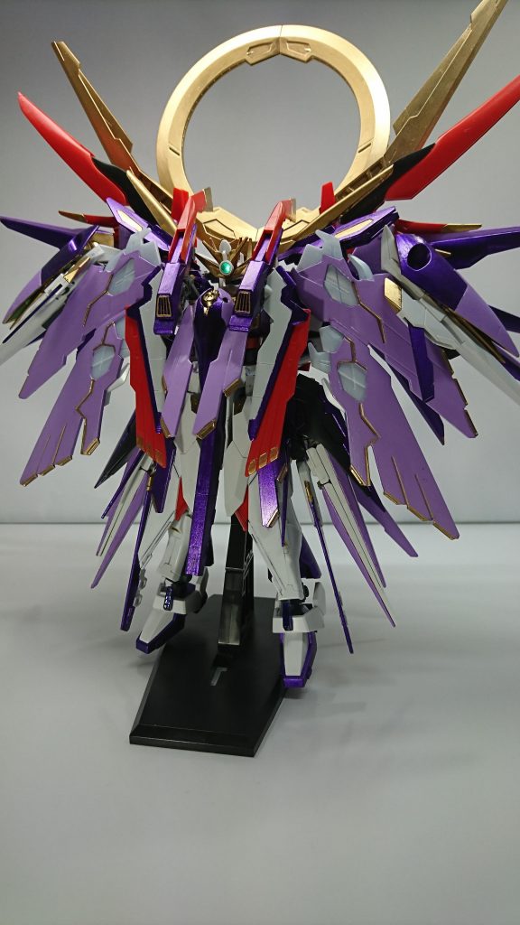 エクストリームガンダムtype-あずさの素体が見えないほど覆われている機体の装甲が特徴。
ABCマントを積層化した特殊装甲フルクロス、両肩と胸部のIフィールド、両肩のGNフィールドと防御システムが過剰なほど搭載してあるうえに、増設された装甲のほとんどがリアクティブアーマーとして機能する。