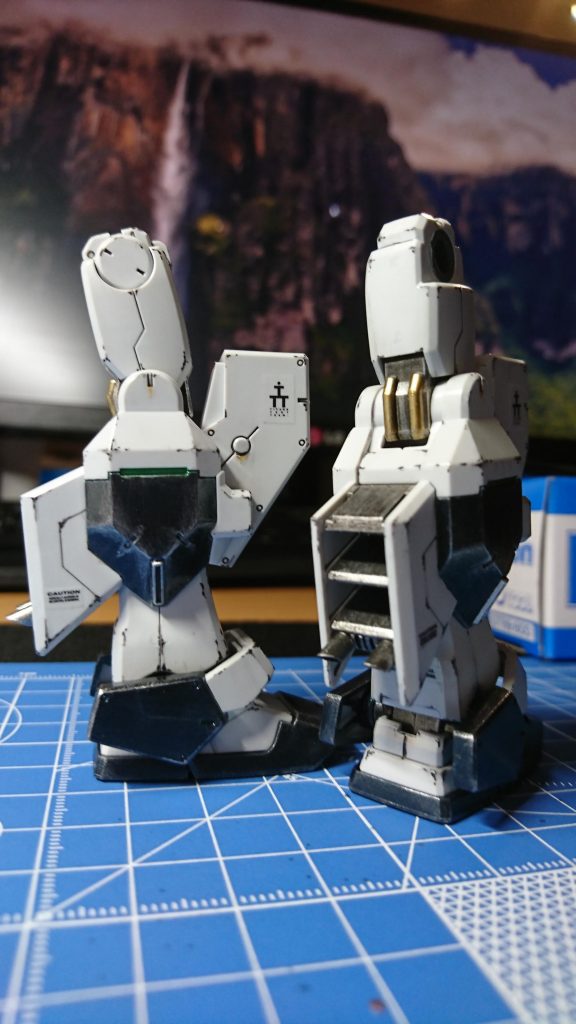 脚部筆塗りで色分けしてます。