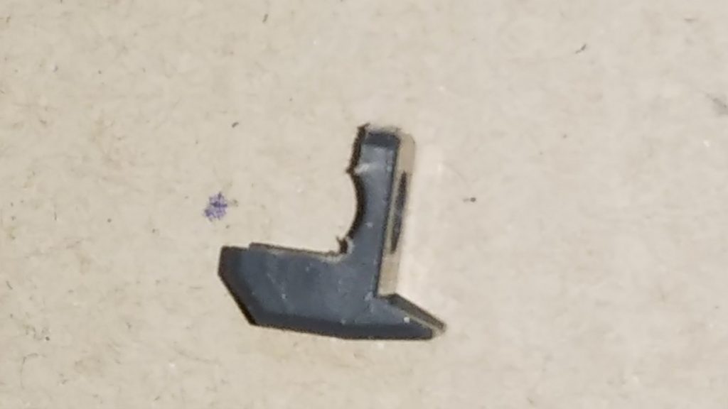 ダブルオースカイの肩パーツは元のままだとクロスボーンの肩に入らないので切り取ることで収納可能。(収納できるだけで稼働範囲は狭いです。)