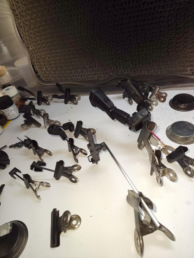 サフ代わりの黒スプレー(イージーペインター)からの筆塗りに調整半艶クリアコートと いつものコース。

今回のジムキャノンはそれほど古参でもないので剥がれはほぼ無しでやってます。