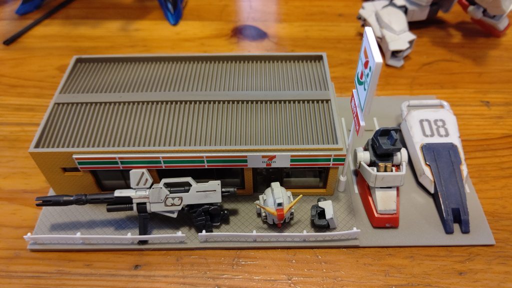 スケール微妙に合ってませんが、ガンダムヘッドって意外と小さく感じます。
現実の建物と合わせると、ガンダムの大きさを感じられて楽しいですね。