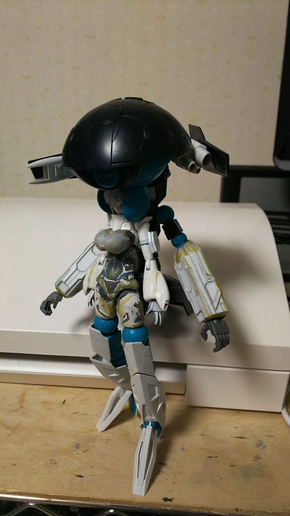 ウォドム側の改造は目立つ所はアーマーにすると、手がどうしても短くなってしまうので、延長と同時にプラ板でディテールアップしています