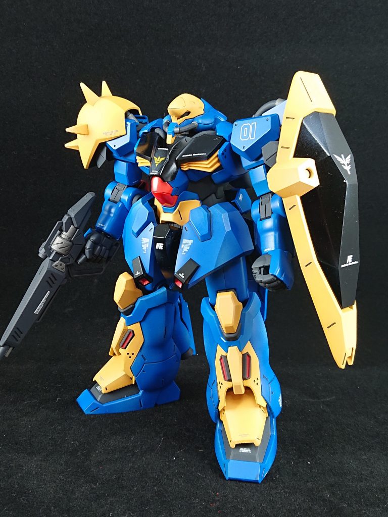 ブラック、レッドは光沢
ブルーは半光沢
イエロー、グレーはつや消しにしてみました。
カラーは混色しています。
うっすらカラーでハイライト入れています
組み上げてみてそこそこヤクトドーガっぽくなったかなとホットしています。