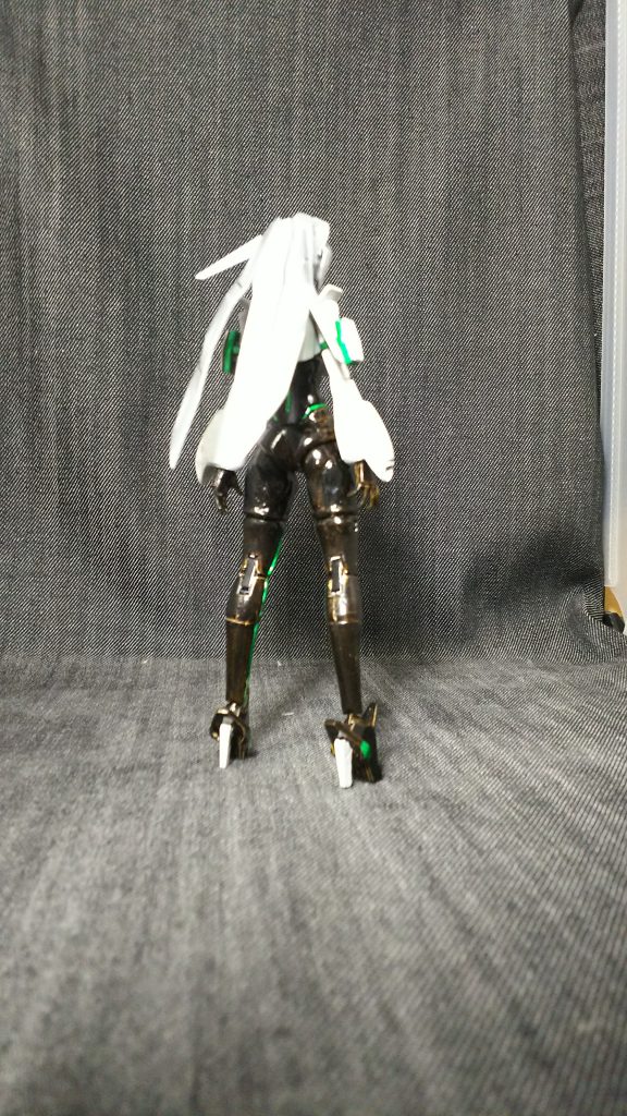 後ろも結構弄ってますが、可動が狭くならないように、薄く削りこんだり等、普段やらないような加工もしてますね