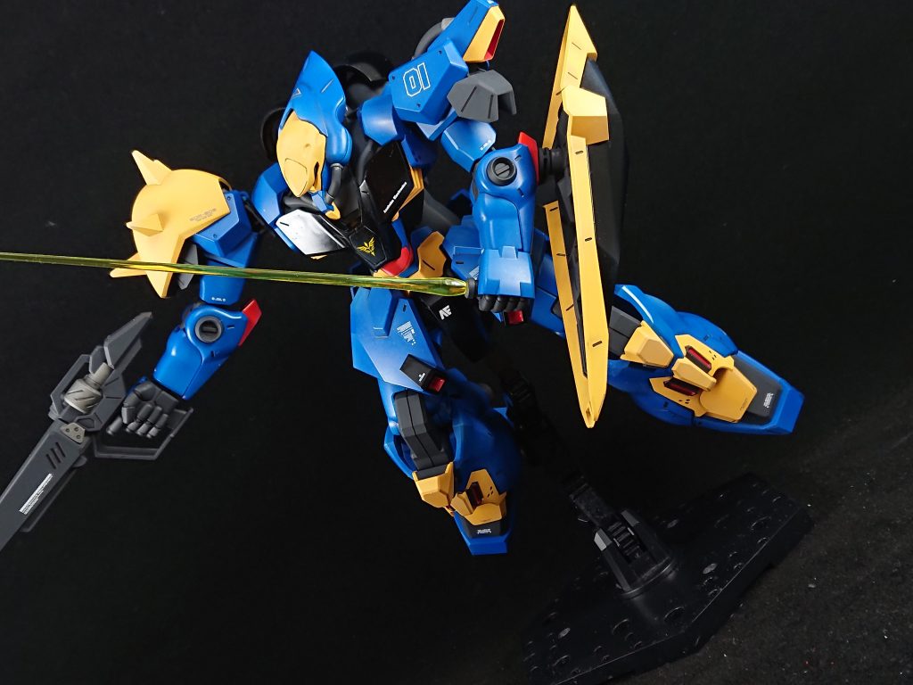 腰や首などを代表によく動くのですが、干渉して腕、スカート、スラスターなどがポロポロ取れるのでなかなかポージングできない…