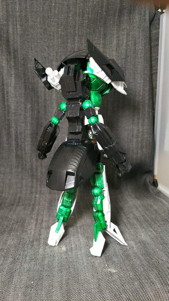 ウォドム側は、あんまり弄ってないので足などのプロポーションはそのまんまですが、頭を軽くするために中身を全部無くしたり等しています