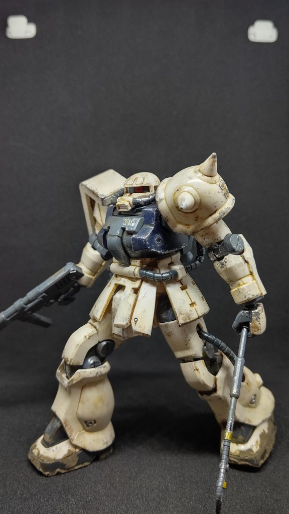 足についてるのがウェザリングペースト。完全に泥です。