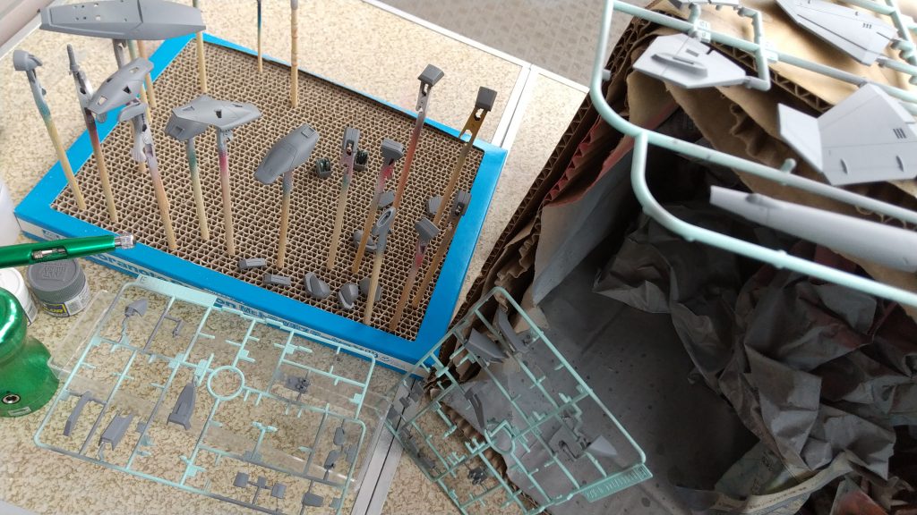 ランナー塗装ではゲート部分が塗装出来ない為、該当するパーツを切り離しました。
ランナーのままで行けるパーツはそのままです。

ベランダハンドピースは色々なものとの戦いです。
部屋で調色しておいたグレーは途中で無くなり、
持ち手は足りなくなり、
全て塗装した頃には塗料も底をつき、
ハンドピースの掃除が終わった時、ちょうどバッテリーが切れました。
あ、ベランダ関係無い事ばっかりでした(^_^;)