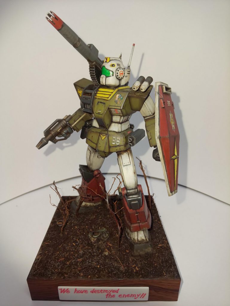 その肥沃な黒土地帯は戦争前、大いなる大地の恵みを人々にもたらしていたが、両軍の一進一退の戦禍に巻き込まれ、今や不毛の黒焦げた焦土となった。

かつては果樹園だったのだろうか。
もはや果実どころか１枚の緑葉さえ 2度とつけることは無いであろう木々の屍が累々と墓標のように立っている。