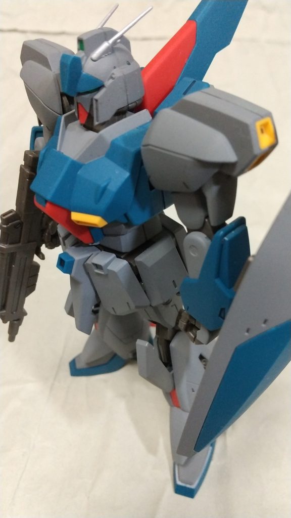 基本的には成形色を活かしたい派ですが、成形色のブルーグリーン？はちょっと好みではなかったので、塗装しました。
ニュートラルグレーに少しホワイトを加えて、ハンドピースで塗装です。
アンテナはシルバーのマーカーで塗りました。
それ以外は成形色にハンドピースでつや消しをスプレーしました。