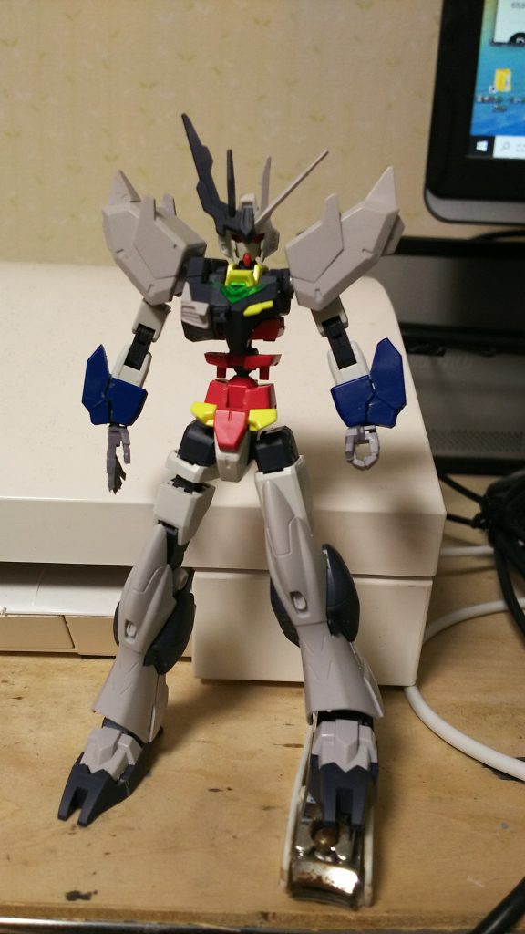 何を思ったか各部の延長と切り詰めを行い、今のプロポーションとなってます、途中経過ですが、どこを伸ばしているか、分かりやすいでしょうか、ちなみに胴体にはこの際ボールジョイントを移植して、コアガンダム2並みの可動にしています