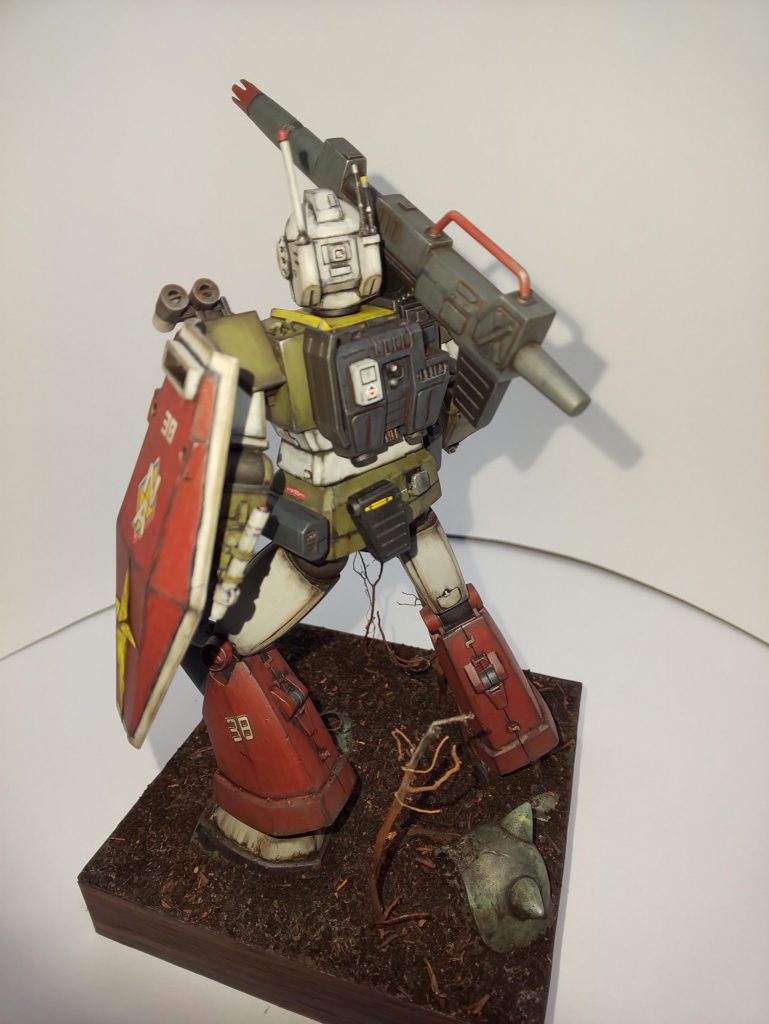 キャノンとの兼ね合いで頭がちょっとしか回らないので表情付けのために腹と腰で切り離して回転出来るようにしてあります。

ザク肩は多分、旧ザクマリナーのジャンクから破断した感じを狙ってみました。
スパイク取り付けリングみたいなものも飛び散らかしました。