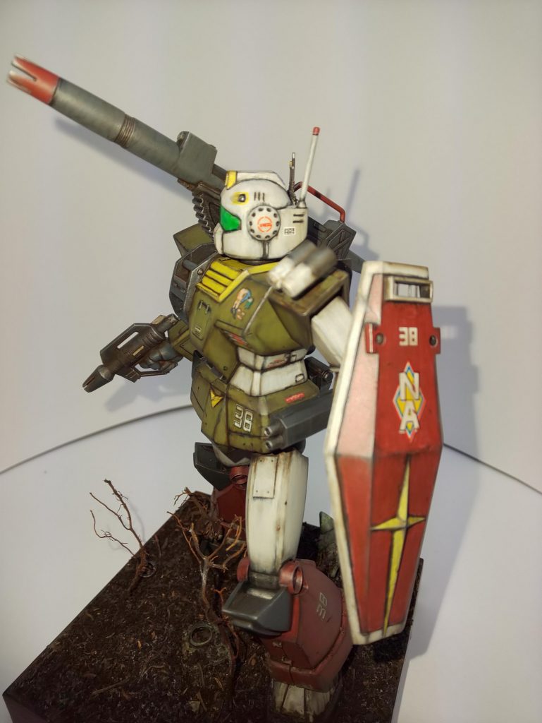 ちなみに左肩の上についているものは自噴式擲弾筒で、早い話が簡易型の手榴弾投擲器です。
自噴式なので手で投げなくても大丈夫です。
カッコよく言うとイージーグレネードランチャーです(笑)(￣▽￣)ゝ