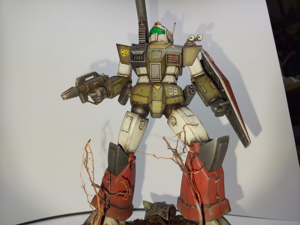 脚のつけ根はとってつけたようになっちゃいましたが、まぁよしとしてます。

ビームガン含む両手は投稿２番目の【駆逐ジム】が棚整理の際、重力に逆らえず大破したので遺産相続しました(笑)

キャノンは不思議機構だったので、少しでも肩軸よろ上にキャノンのプラットホームがあるようにして、300円ボールの主砲ギアを移植してます。