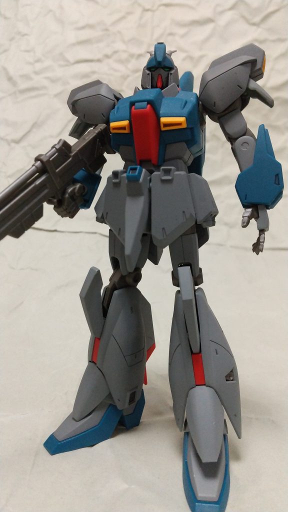 合わせ目が目立つ頭部と肩は、段落ちモールドで処理しました。
加工はそこだけ、あとは素組です。