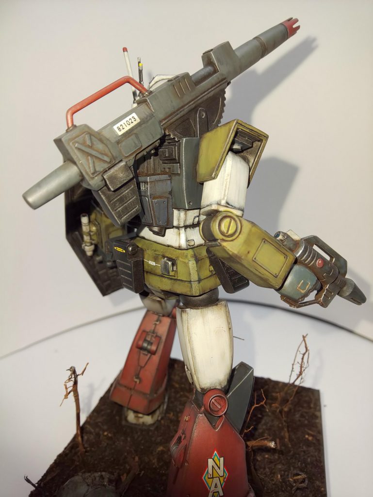 とか カッコつけた文章で失礼します
＼(_ _)

ジムキャノン。頭さえ馴れればカッコいいキットです。

自分はアゴのエッジをちょっと削ってゴーグルの下端を斜めに幅狭くしただけで満足しました。