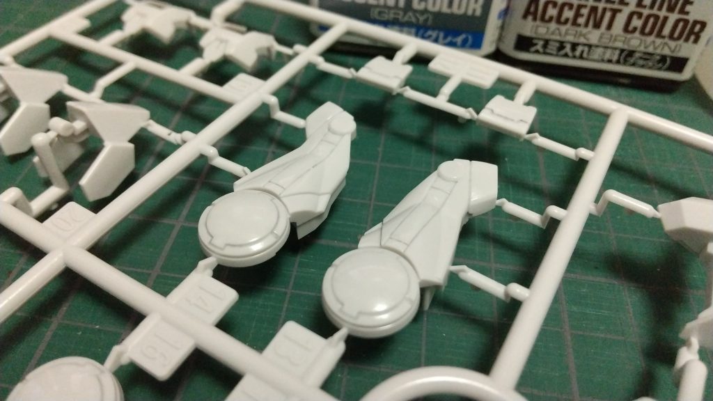 素組、成形色活かし、光沢、なので、途中でアクリルのスミイレ塗料でスミイレしました。パーツ割れは発生しませんでした。情報としては知っていましたが、今回の方法（組む前、パーツに負荷がかかっていない状態でスミイレ）なら割れない事が確認できて良かったです。