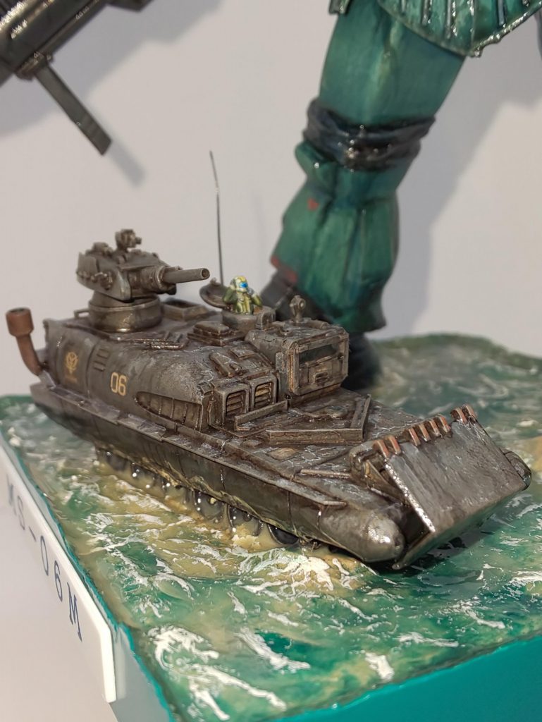 助演の水陸両用戦闘車です。

上陸作戦時の橋頭堡の確保や維持に活躍する装甲戦闘車輌です。

旧メカコレヤマトの三段空母で車体を作りロトのキャタピラを移植してジャンクやプラ切れで出来てます