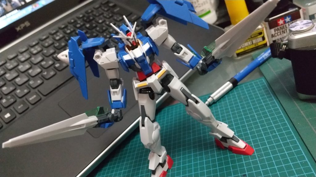 机上で引きで撮影してみましたが、あんまり光沢に見えないですかね。実物は控えめながらしっかりと光沢で、結構アニメのイメージに近い感じだと思うんですけどね。