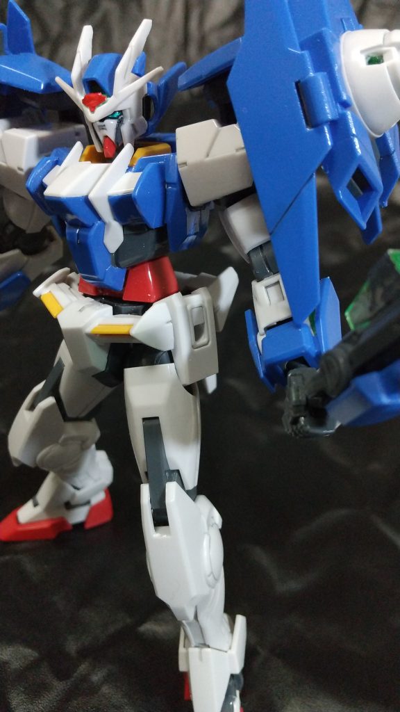 アニメ ビルドダイバーズではモビルスーツというかガンプラは光沢のある質感で表現されているので、アニメの雰囲気に寄せる方向で、光沢仕上げもありなんじゃないかと思ったんですが、どうでしょうか。本人は気に入ってます。
素組と言いつつちょっとだけ工作しました。コーンスラスターが開口しているので、クリアパーツのランナーを詰めました。おそらく完成後にミキシングして遊ぶ際、コーンスラスターを外しやすくする為の穴なのかな？