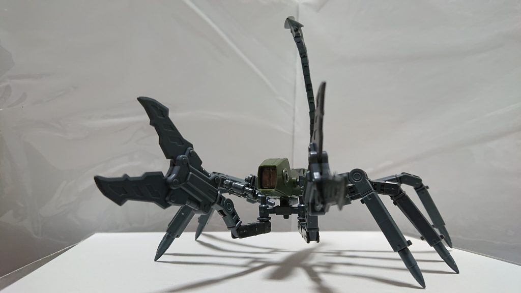 一部カスタマイズキャンペーンのパーツを使っているので、予備のパーツが少ないのが改善点です……
機体各所の穴には武装や追加オプションをつけられます。