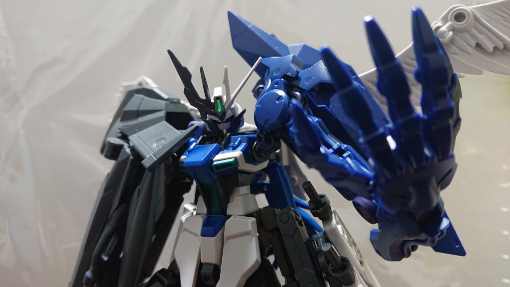 名前のARKは衛星アークからとりました。頭部のフェイクνユニットのパーツもアークゼロを意識して選定しました。因みに元々はストライクの頭部がついていました。全体的にボディ以外は滅亡迅雷系ライダー特有のアシンメトリーで未完成感のあるデザインを意識して、鉄血系のフレームが露出しているパーツを中心に構成しています。
コメント、感想等あれば今後の励みになるのでどんどん書き込んで下さい‼️