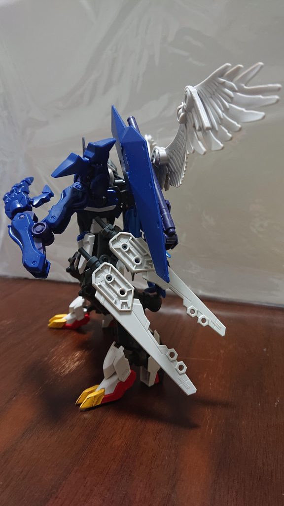 雷はドードーマギアと兼用の武器をスタビライザーに30MMの武器グリップをつけて表現。グリップがそれぞれ違うのはわざとそうしています。亡は登場が遅かったのと不破さんの中にいたことも含めてゼルトザームアームズを使ってジャパニーズウルフの獣らしさを残しつつ、アサルトウルフのカラーに近づけました。背中のランチャーは仮面ライダー亡が登場する前に作っていたこともあって、アサルトウルフメインで作っていた名残です。