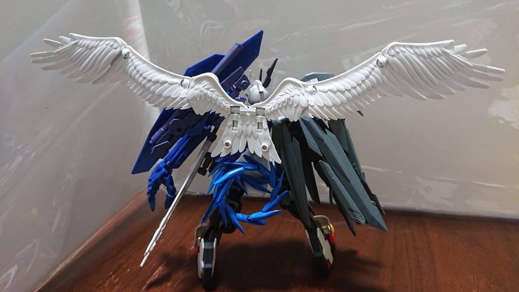 まずは滅と迅の部分。滅は煌ギラーガのテールパーツでスティングスコーピオンの必殺技時の蠍の尾を表現。肩のノーネイムユニットは滅の普段着をイメージしました。迅はフライングファルコンの翼をスカイハイウイングスを使って表現しています。