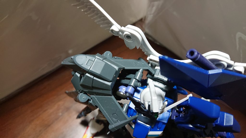 因みに、ノーネイムユニットはこんな感じでつけてます。キマリスの肩フレームにカスタマイズキャンペーンのブレードビームガンに付属のジョイントを使ってパーツ同士が可動時に干渉しにくいようにして装備しています。肩の動きに合わせて動かせるので見た目ほど邪魔になりません。むしろ、動きやすいくらいです。この機構は鎧武オレンジアームズの変身時の肩アーマーの展開方法を見て閃き、流用しました。