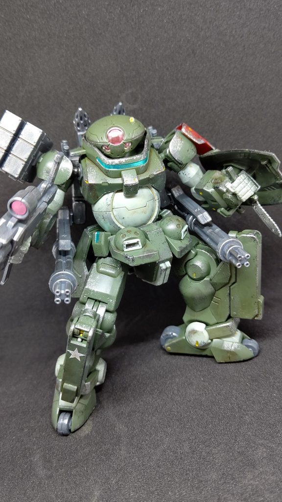 バックパックに装備したガトリングガンを、脇に回して撃てます。ジャキッ!って感じで!