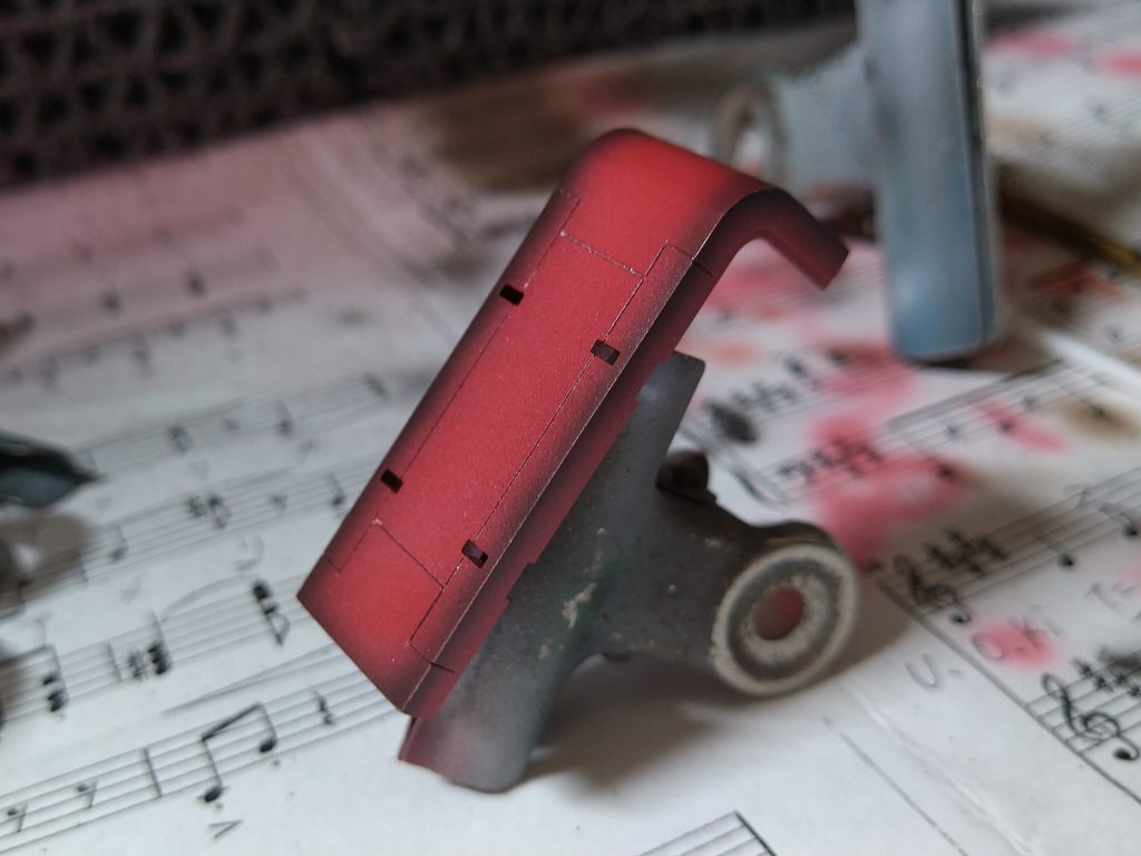 カラーリングは銀から立ち上げ、いつものように黒シャドウ、グレー部分はハイライトにしてます。
透明感と威圧感を出すことに成功したので、個人的にはやりきって良かったと思ってます。
ですが、オリジン的にはもっと赤くても良かったかな…？