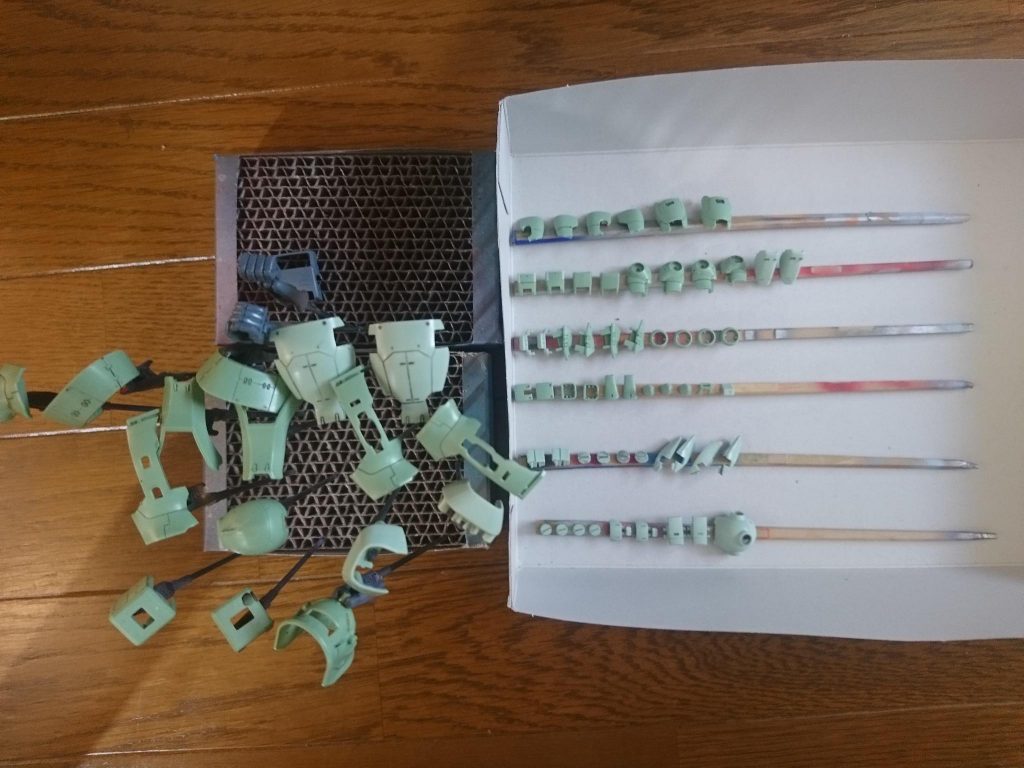 細かい部品が多いので鰐口クリップよりも両面テープ割り箸が役立ちます。