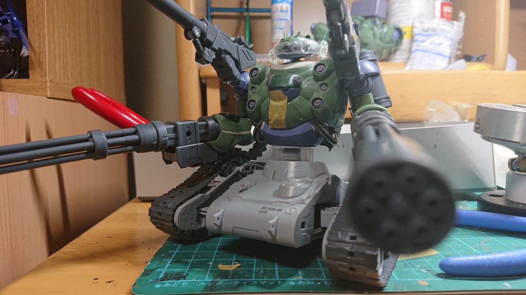 塗装前。バイザーと両耳はプラ板をヒートプレスして作りました。正直これが一番キツかった。
腕はジャイアントガトリングが干渉しないよう、パテで幅増ししています。