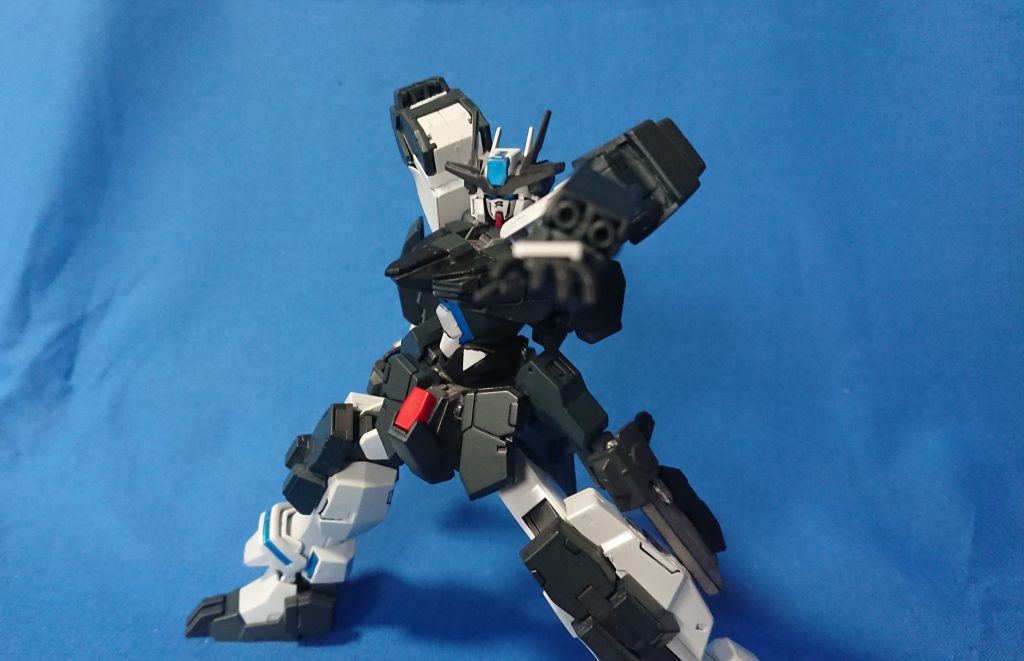 両腕に100mmガトリング砲を装備