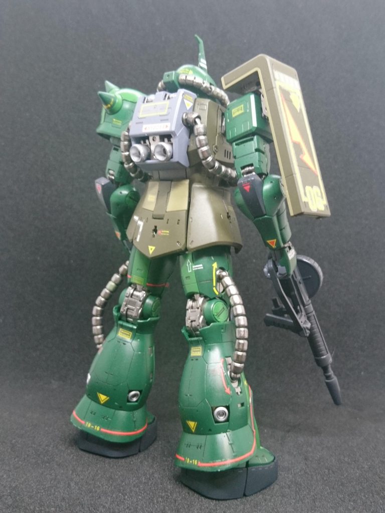 元々は1/100ザクのリアルタイプザクデカールを流用したので、ちょっと大き目です。