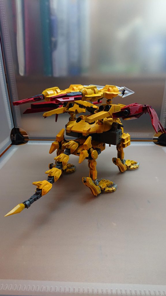 背部全身にはミサイルポッドやクロー、ドリル型のミサイルが搭載されている