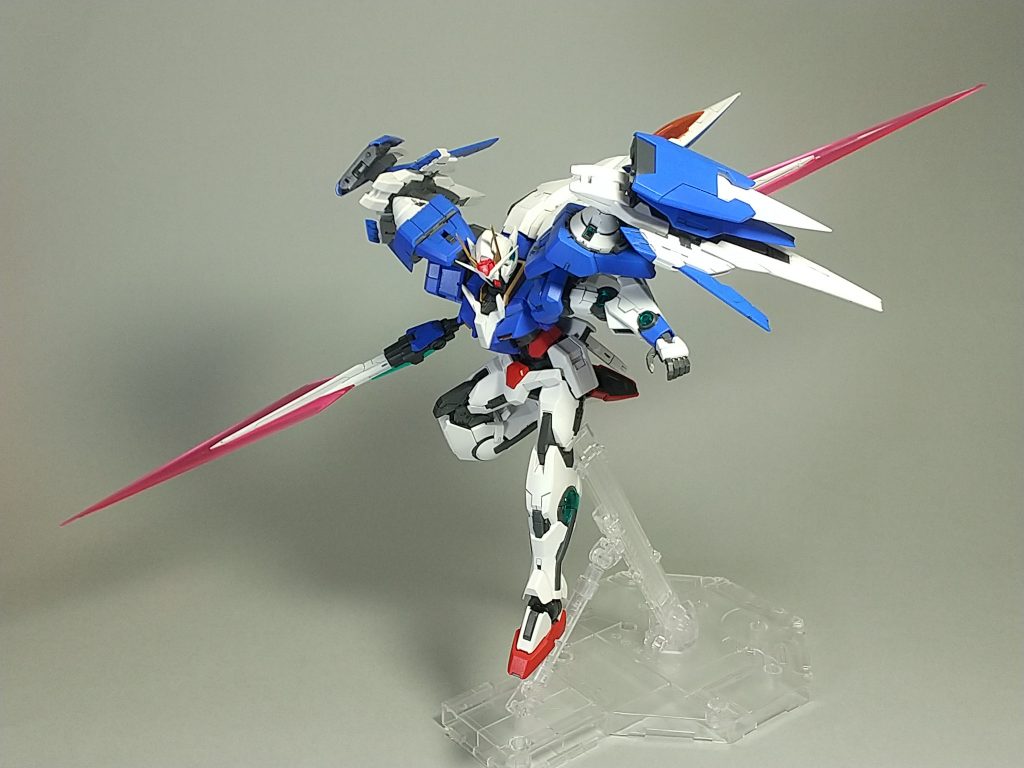 いやー、それにしても全塗装MGダブルオーライザー、武装がモリモリでスタイルも良くカッコイイっすねー。作って大満足です。