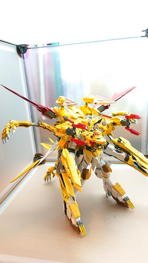 背中に装備されている四本のサブアームと肩のクローを使うことで敵を捕獲、攻撃を行うことができる