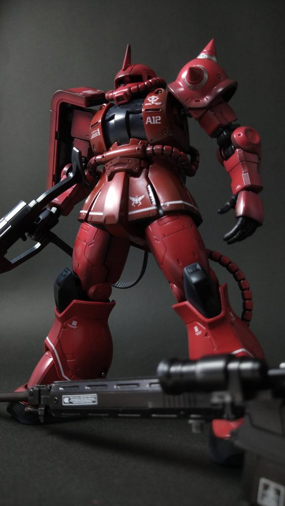 概ねキット通りに作った訳ですが、これが良くなかった。
足関節は取り回しが悪く、股を開くことが難しいし、胸部も貧相なまま。
頭を潰すとか、首を縮めるとか…
ロングライフルも、片手で持つことができません。
構える事をしっかり考えてないと、ただの持ち腐れになってしまいます。
先人の作例をもっとよく参考にするべきでした…
うーむジオン驚異のメカニズム…