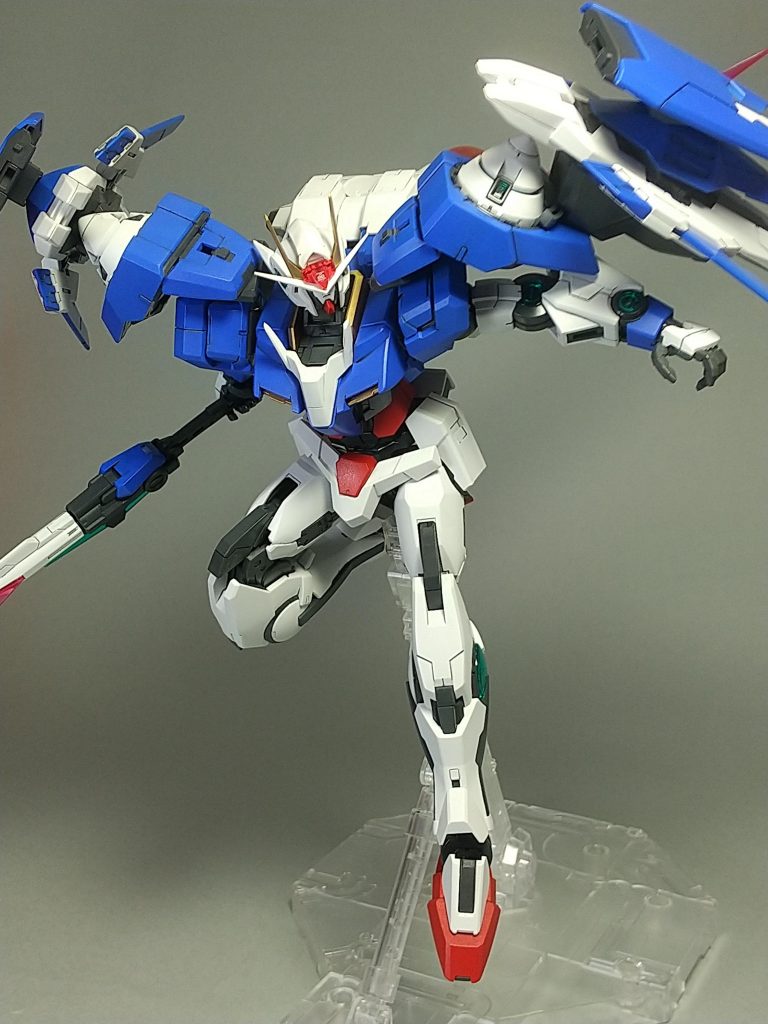 MGって高いので決心して買いに行っては店頭で思い直して買わずに帰るを繰り返して3年…結局箱潰れ中古品(10年もの)を¥3800(税込み¥4000)でゲットしました。しかしこれでタガが外れ、現在ダブルオークアンタフルセイバーとフリーダムのMG(新品)を積み中。