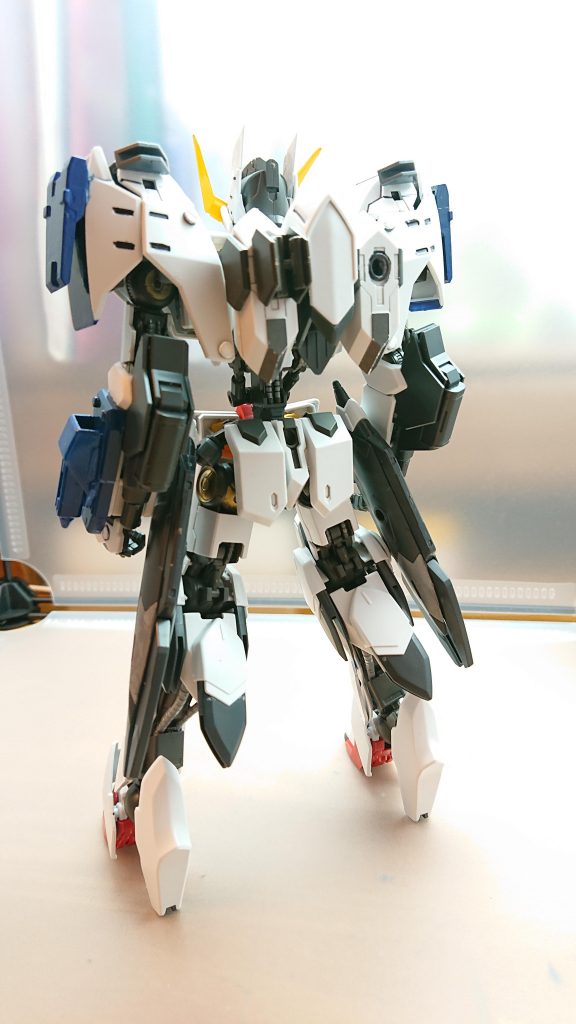 背部
スラスターのパーツを腰のジョイントに接続してパーツの干渉をなくしています