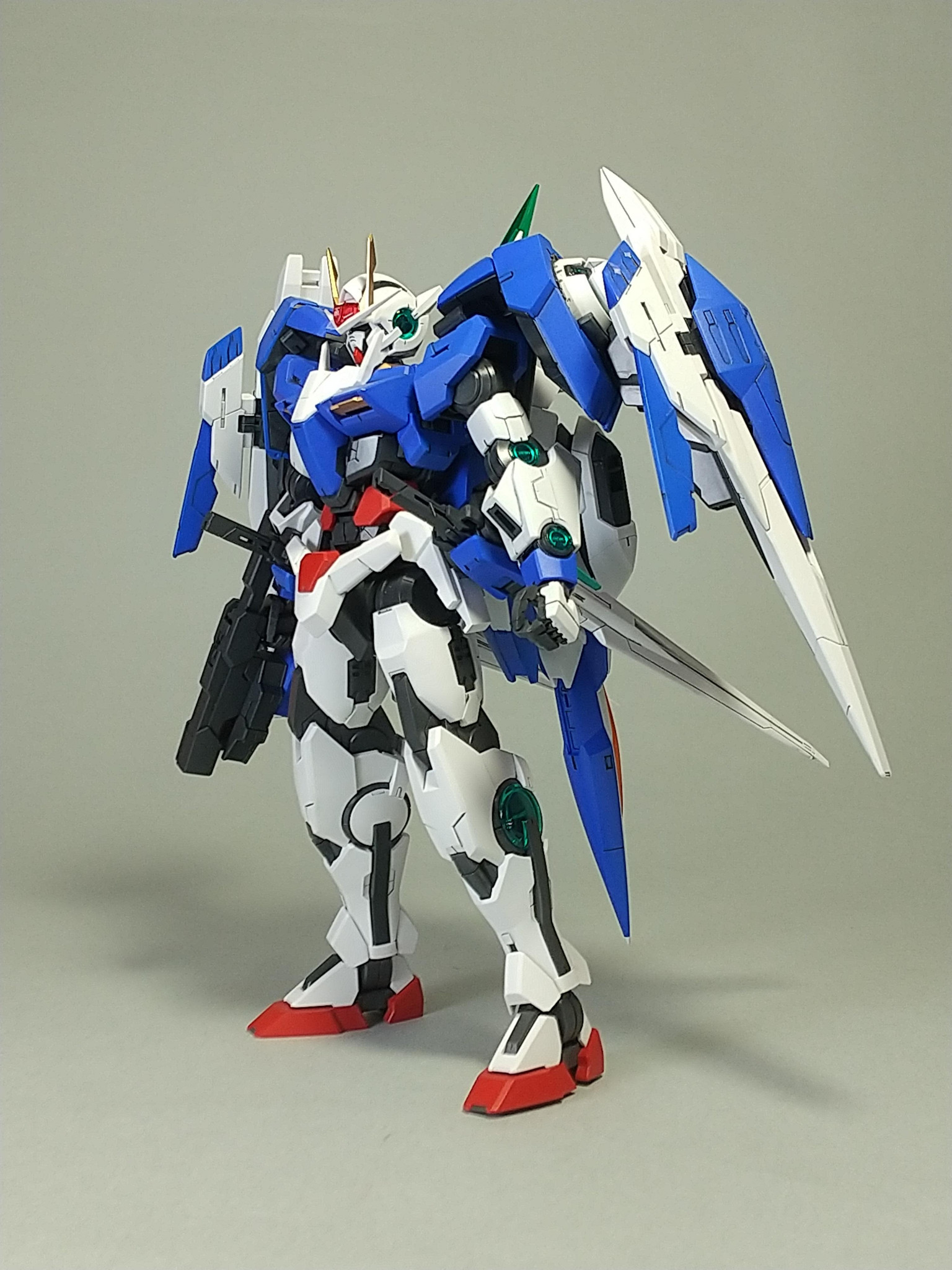 ガンダム MG ダブルオークアンタ 改修塗装完成品 ガンプラ - プラモデル専用台座が付属しています